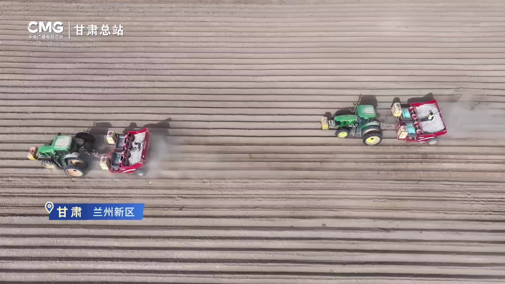 央媒看新區(qū)｜蘭州新區(qū)高標(biāo)準(zhǔn)農(nóng)田農(nóng)機(jī)作業(yè)忙